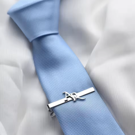 Broche corbata personalizado con iniciales