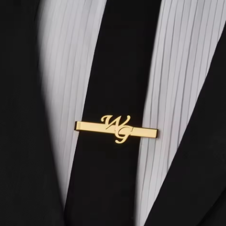 Broche corbata personalizado con iniciales