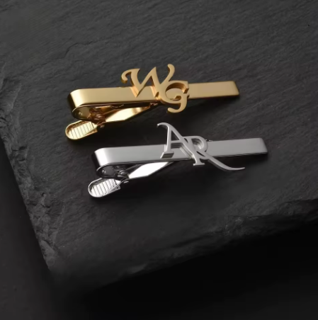 Broche corbata personalizado con iniciales